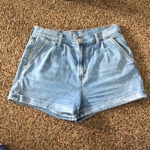 A&E Mom Short style shorts